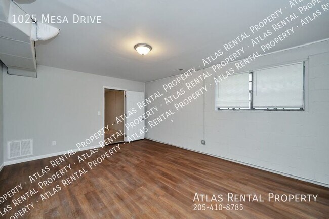 Building Photo - 1025 Mesa Dr