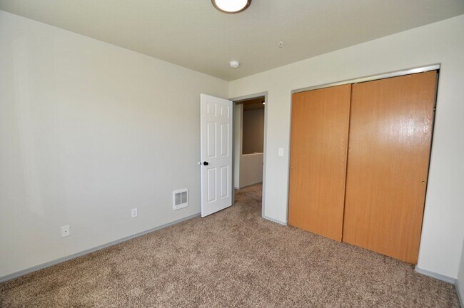 Building Photo - 3 bed 2 bath townhome