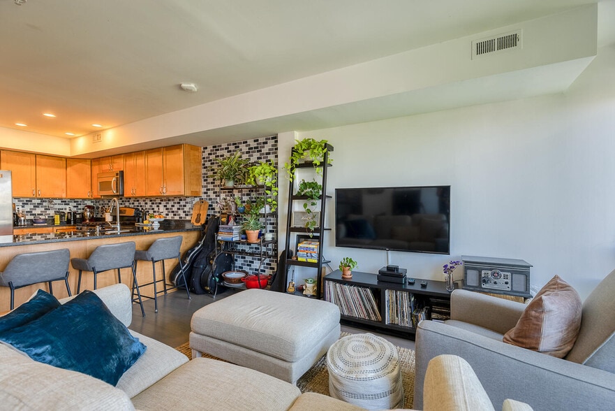 Building Photo - 2713 Ontario Rd NW