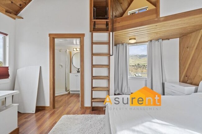 Building Photo - Amazing Fully Renovated Custom Furnished H...