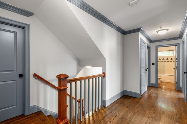 Building Photo - 248 Presidents Ln