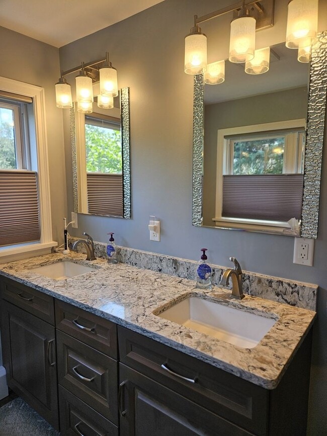 Building Photo - 3 Bedroom  Available June 8th  2026