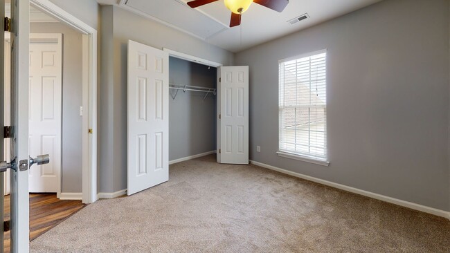 Building Photo - 5 Bedroom 4 Bath Single Family Home with G...