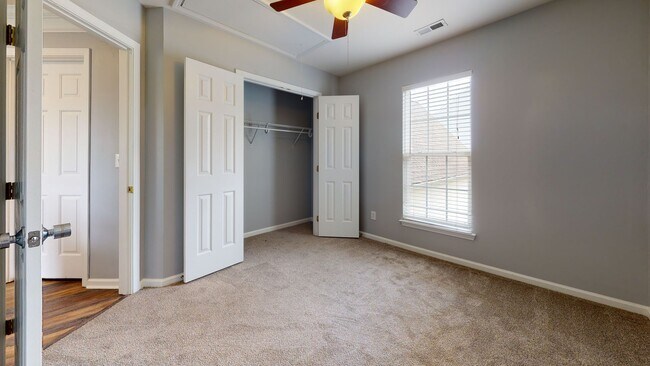 Building Photo - 5 Bedroom 4 Bath Single Family Home with Garage - Furnished or Unfurnished
