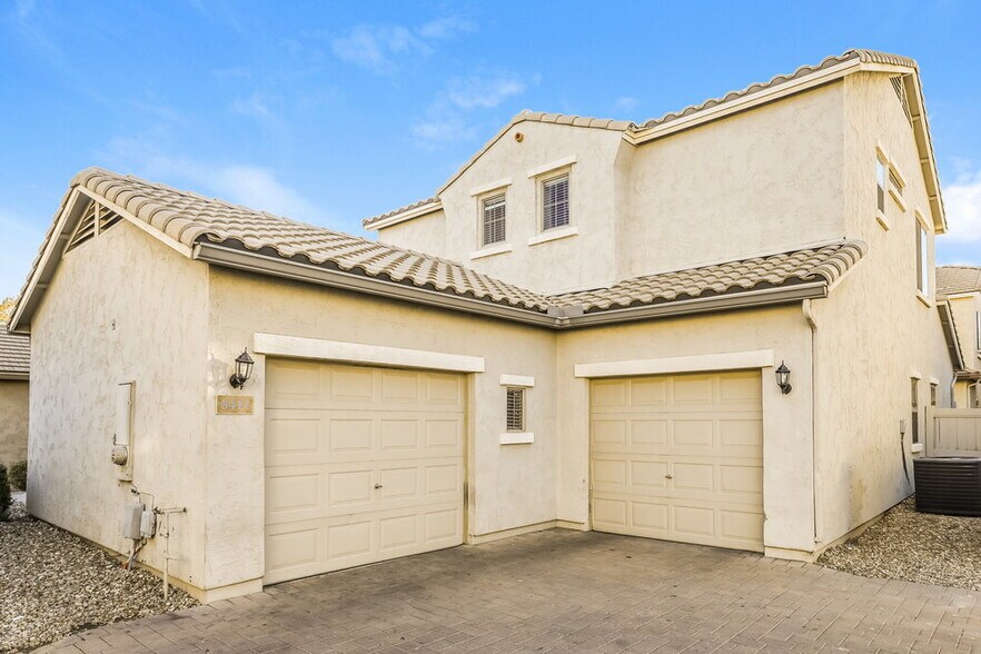 Building Photo - 8411 W Lewis Ave