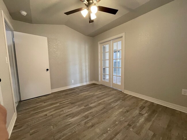 Building Photo - For Rent: Beautifully Remodeled Home in La...