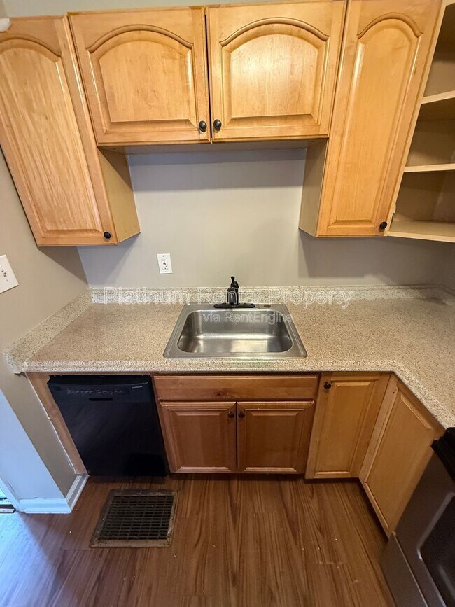 Building Photo - 97 Benson St