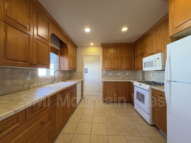 Building Photo - 1878 E Stratford Ave