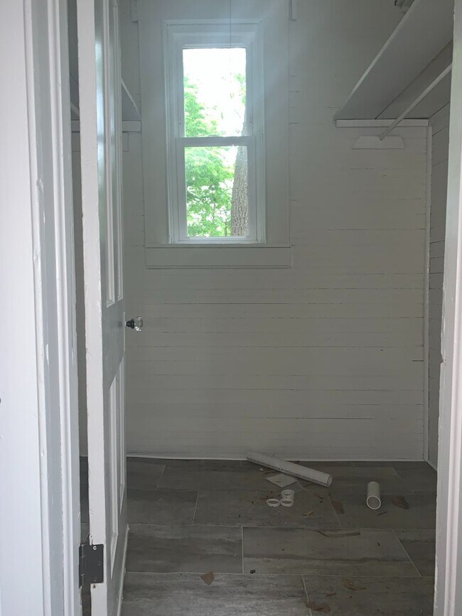 Building Photo - 2 bed/2 bath, 720 sqft home! 413 W Nichols...