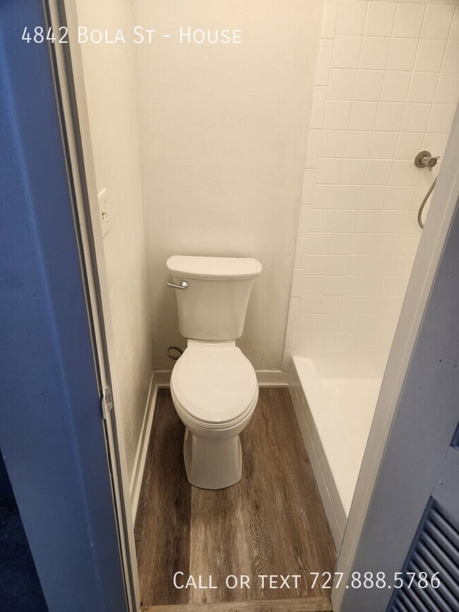 Building Photo - 4842 Bola St