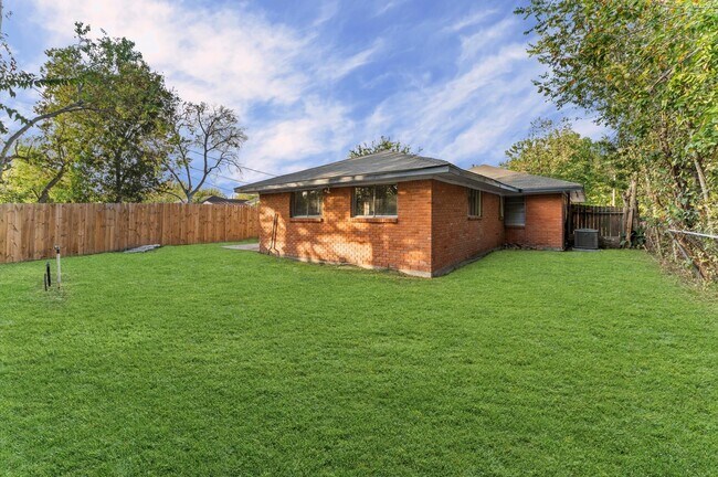 Building Photo - 3034 Akard St