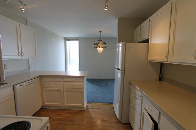 Building Photo - Epic REA: Top Floor 2 BR/2 BA Condo, Pano Views, Balcony, 3-4 Pkg, Storage