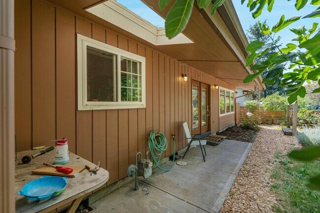 Building Photo - Charming 3-bdrm/2-bath Mid-Century ranch—A...
