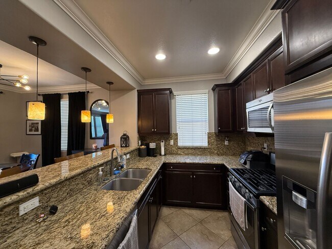 Building Photo - Tri-level 3-bedroom 3-bathroom townhouse located in Chula Vista, CA