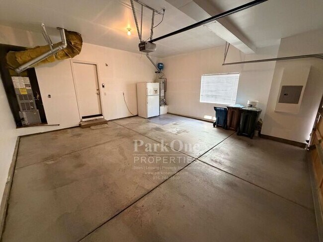 Building Photo - Updated Townhouse in Clayton Available for Lease now!