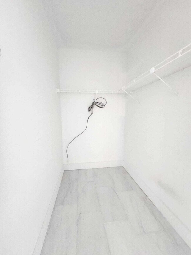 Building Photo - 2003 Lincoln A