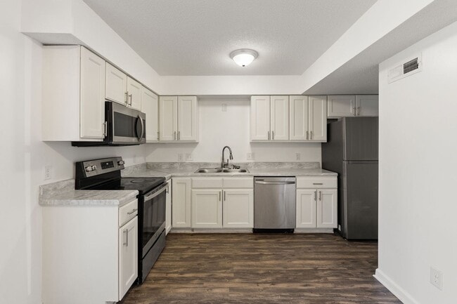 Building Photo - Updated 2-bedroom, 1.5-bath townhome in Winston-Salem