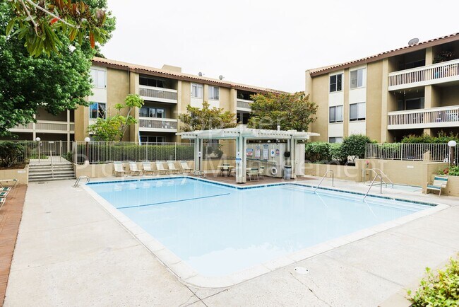 Building Photo - Spacious Top-Floor 1BR Condo with Ocean Vi...
