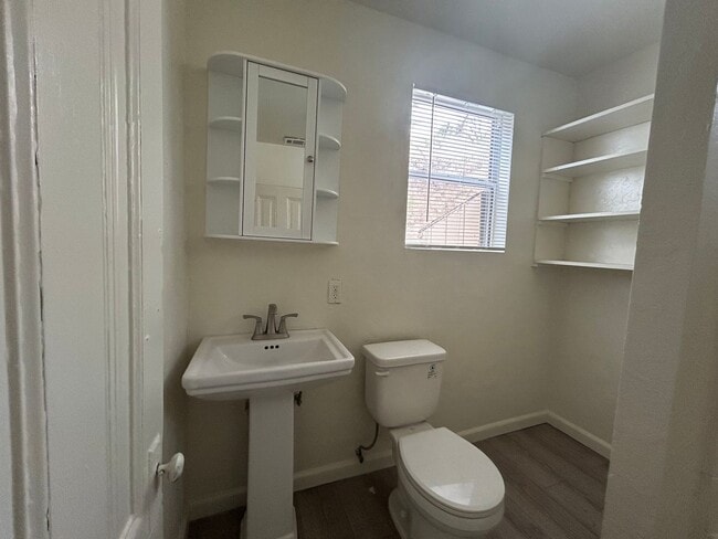 Building Photo - 3 Bedroom 1 Bathroom Single-Story
