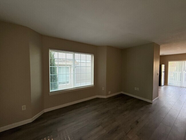 Building Photo - HOME FOR THE HOLIDAYS - Remainder of 2025 Rent FREE* - Newly Updated Two Bedroom Townhome with Ne...