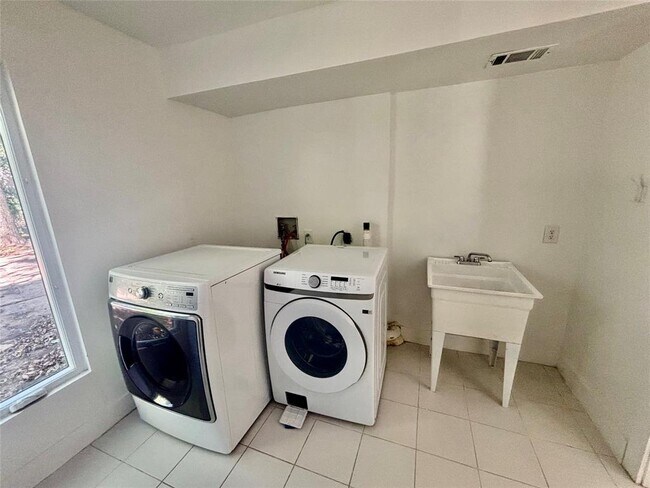 Building Photo - 3100 Wheeler St