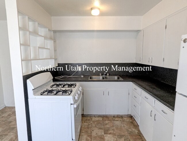 Building Photo - 1 Bed, 1 Bath, New Carpet