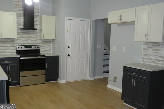 Building Photo - 2060 Bedford Ct