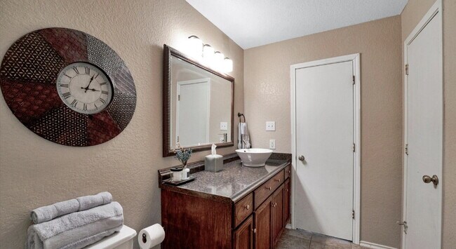 Building Photo - "Charming 3-Bedroom Oasis on Cherokee Blvd with 2 Full Baths – 1425 Sq Ft of Cozy Living in New B...