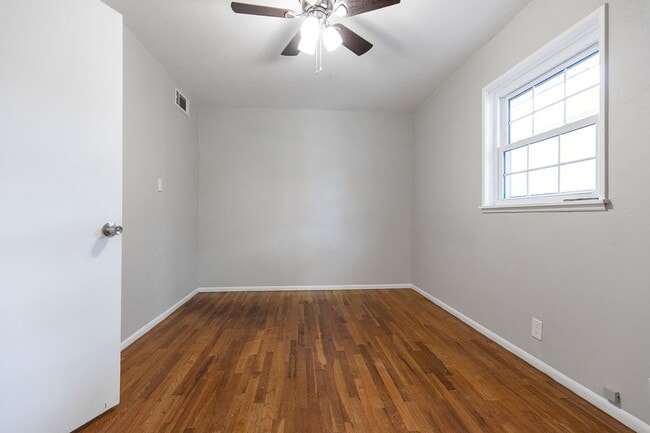 Building Photo - 3 Bedroom 2 Bath Conveniently Located House!