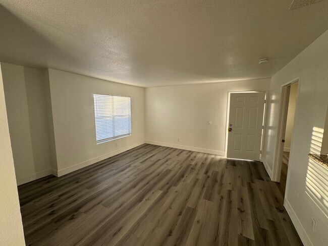 Building Photo - Bright spacious condo near Sunrise Mountain