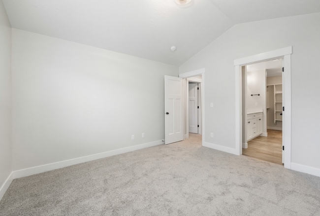 Building Photo - Spacious 4-Bedroom Townhome in Saratoga Springs - Modern Living & Prime Location