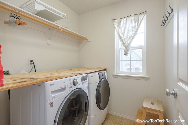 Building Photo - Lovely 4 Bedroom | 2.5 Bathroom | Corner Lot Single Family Home | In Beautiful Orenco Gardens Com...