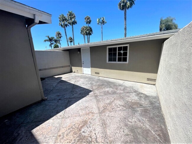 Building Photo - COSTA MESA 4BR/3BA TOWNHOME READY FOR MID-JULY OCCUPANCY