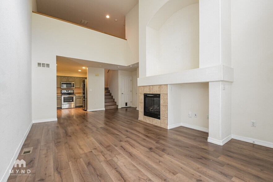 Building Photo - 805 Summer Hawk Dr