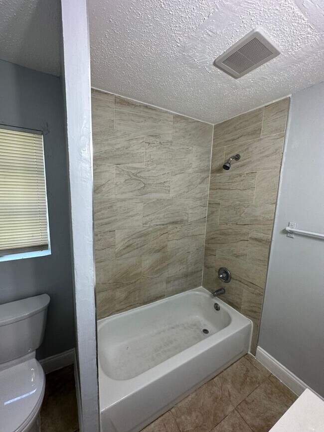 Building Photo - Renovated 3/1 Ready to Move In!