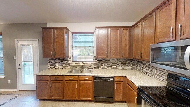 Building Photo - "Spacious 4-Bedroom Gem with 2.5 Baths and...