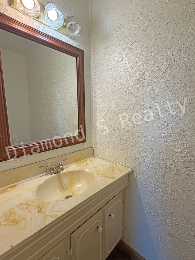 Building Photo - Spacious 3 Bedroom Home in South Springfield!