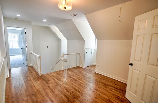 Building Photo - Delightful in Downing Creek