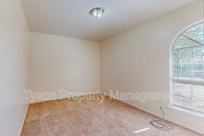 Building Photo - 5516 Cancelar Dr NE