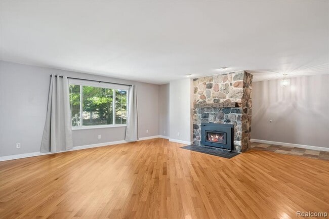 Building Photo - 2860 E Coon Lake Rd