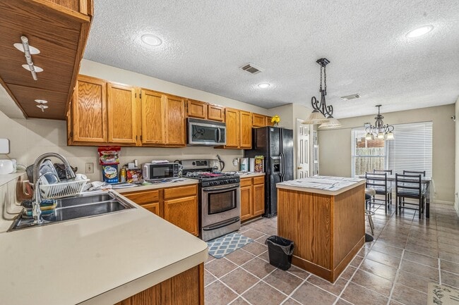 Building Photo - 9915 Villa Verde Dr