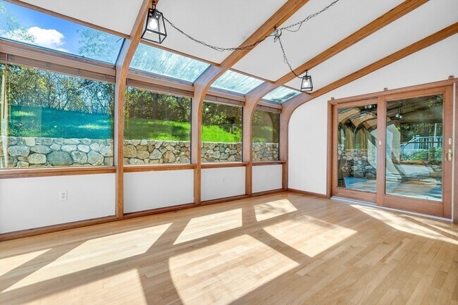 Building Photo - 606 Springs Rd