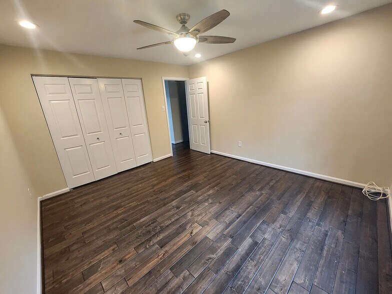 Building Photo - 721 Symphony Woods Dr