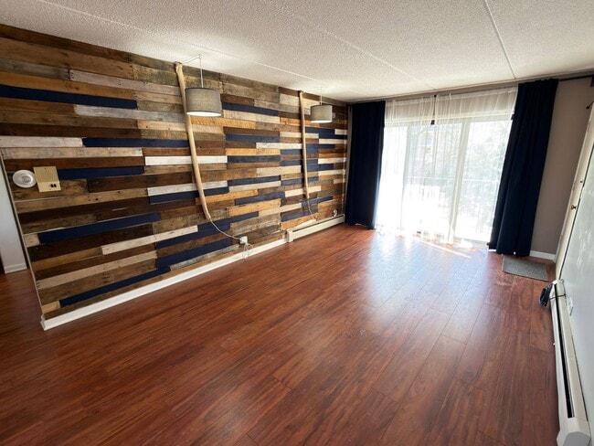 Building Photo - Spacious 2 bedroom, 1 bathroom condo apartment on third floor