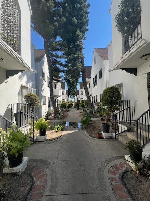 Building Photo - 1116 E Lexington Dr