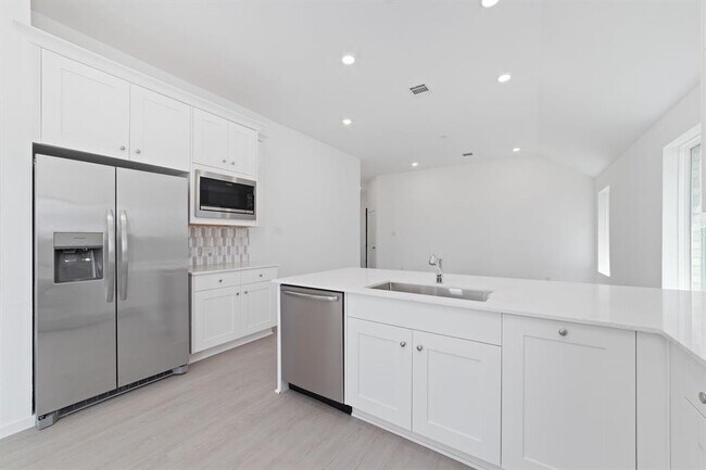 Building Photo - 27619 Village Cir Dr