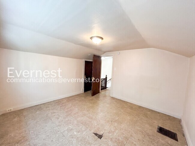 Building Photo - 3 Bed, 2 Bath Home with Off-Street Parking / Vouchers Accepted / Available Now!