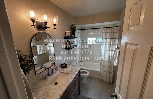 Building Photo - Large 5 bedroom home coming available in Layton