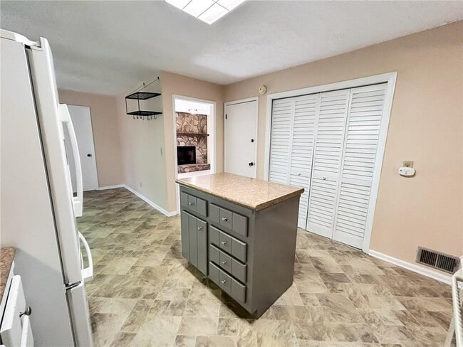 Building Photo - 2491 Annandale Dr