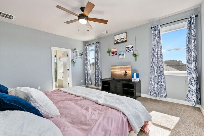 Building Photo - 4 Bedroom, 4 bathroom, Plus office and Loft!